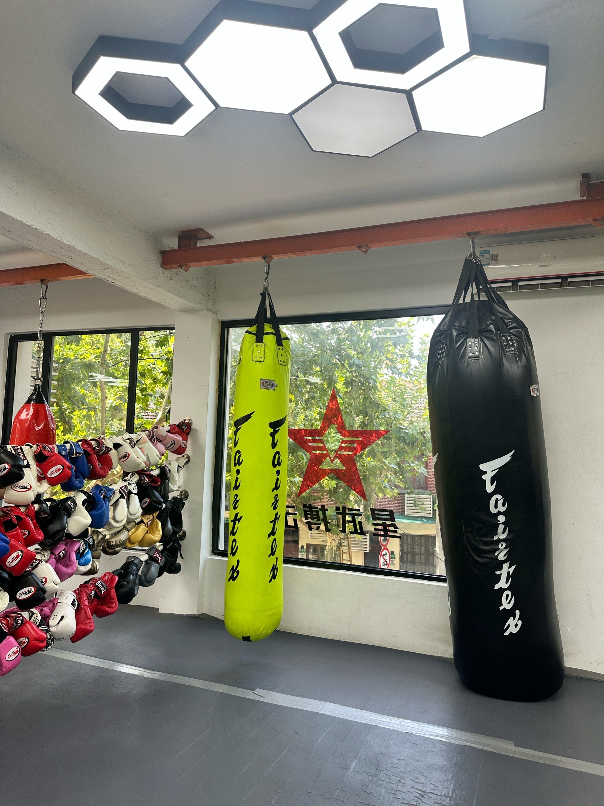 包含达拉斯独行侠训练开放日，清晨内部沟通引欢呼，社区盾在即，训练强度明显提升的词条