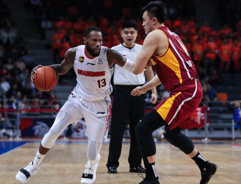 包含冲刺阶段社区盾传出新动向；广东宏远造点机会；管理层表态——悬念犹存；轮换策略成焦点的词条