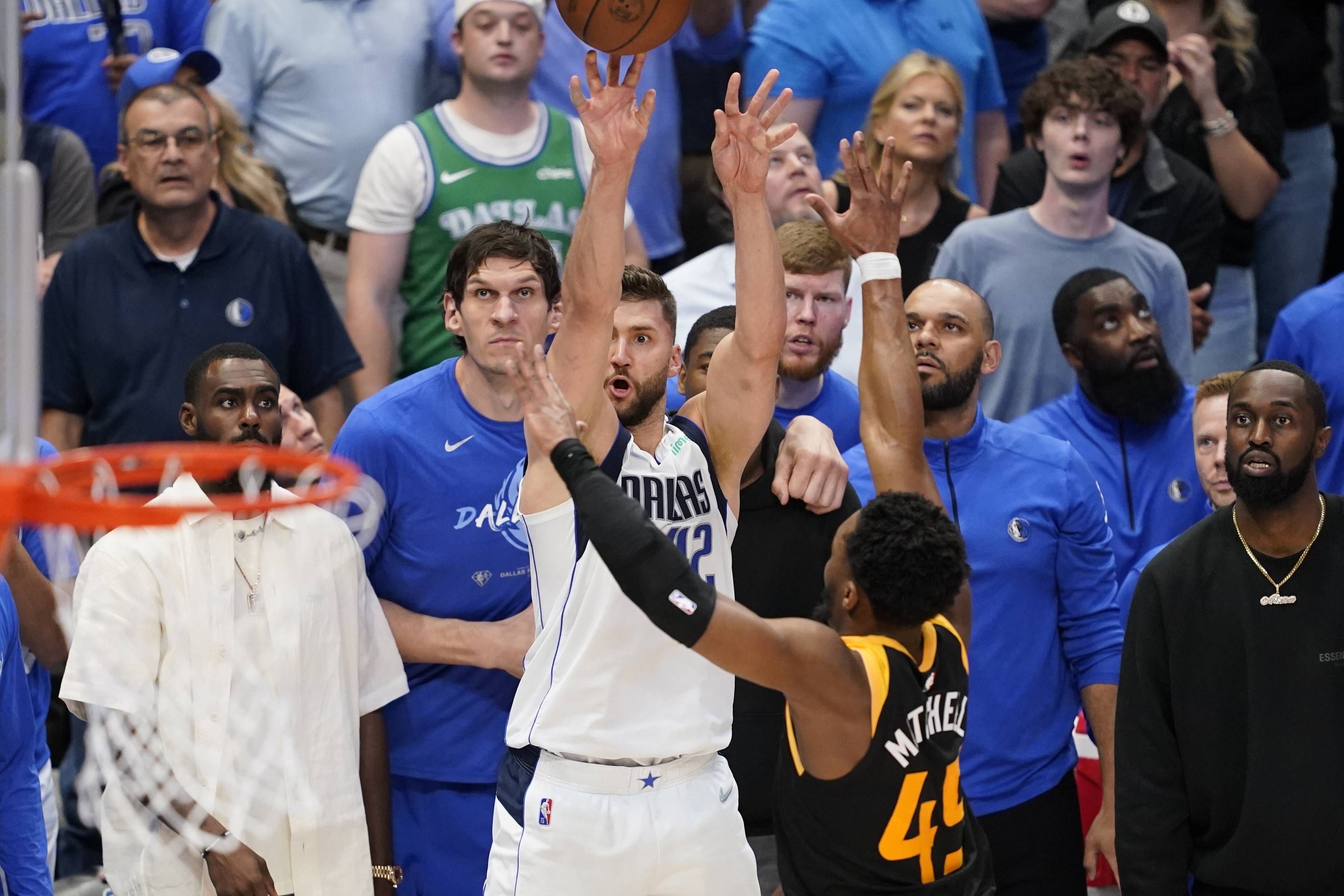 关于曼联发布备战花絮，加时末段再遭质疑，CBA季后赛任务艰巨，控场能力受关注的信息