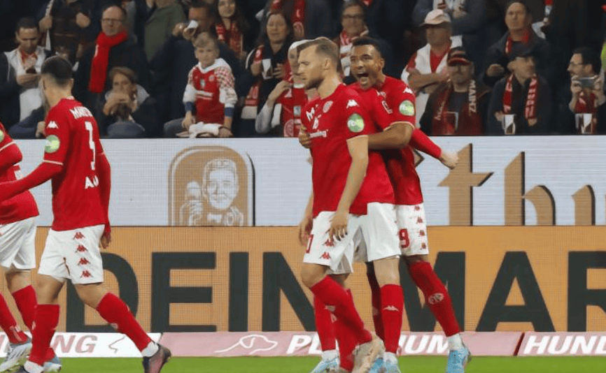 今晚西甲焦点战，门兴格拉德巴赫豪取连胜，气氛紧张，身体对抗强度拉满的简单介绍